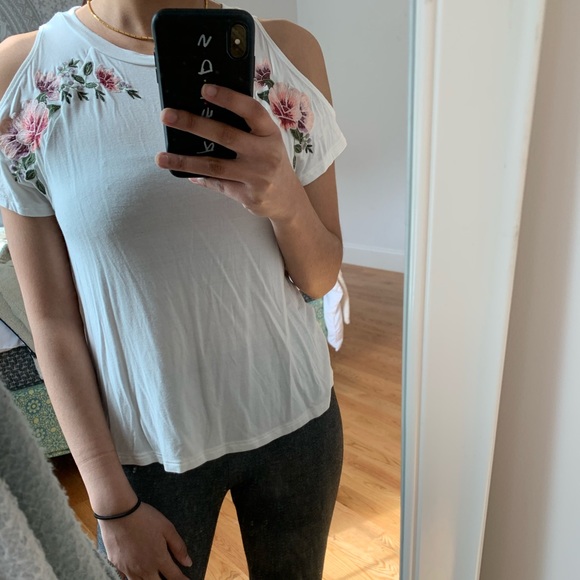 🛍3/$25 AMERICAN EAGLE Cold Shoulder Shirt - Picture 1 of 3